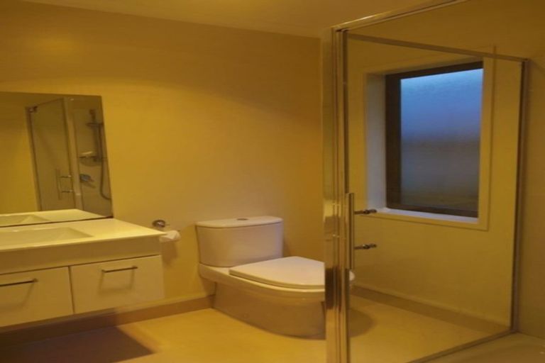 Photo of property in 42 Springvale Drive, Fairview Heights, Auckland, 0632