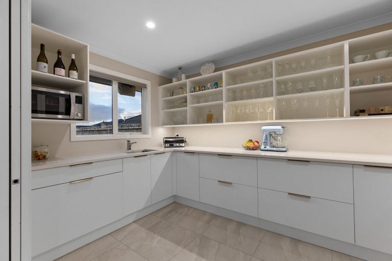 Photo of property in 4 Cyprus Place, Fitzherbert, Palmerston North, 4410