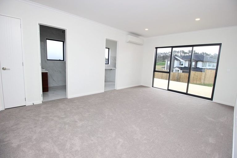 Photo of property in 17 Tautoru Avenue, Orewa, 0931