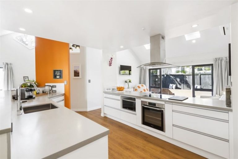 Photo of property in 2/8 Phillip Parade, Forrest Hill, Auckland, 0620