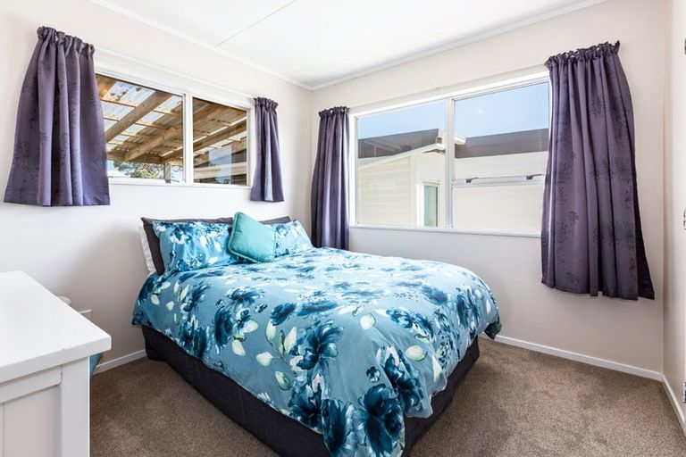 Photo of property in 131 Gloaming Hill, Titahi Bay, Porirua, 5022