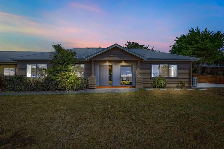 Photo of property in 2 Catlins Glen, Aotea, Porirua, 5024