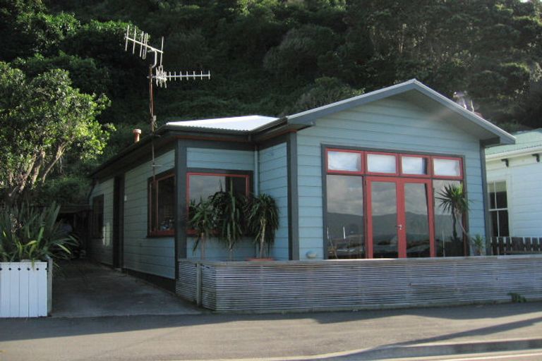 Photo of property in 301 Karaka Bay Road, Karaka Bays, Wellington, 6022