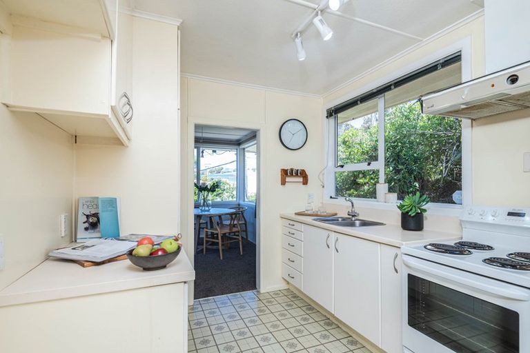 Photo of property in 8 Link Road, Newlands, Wellington, 6037