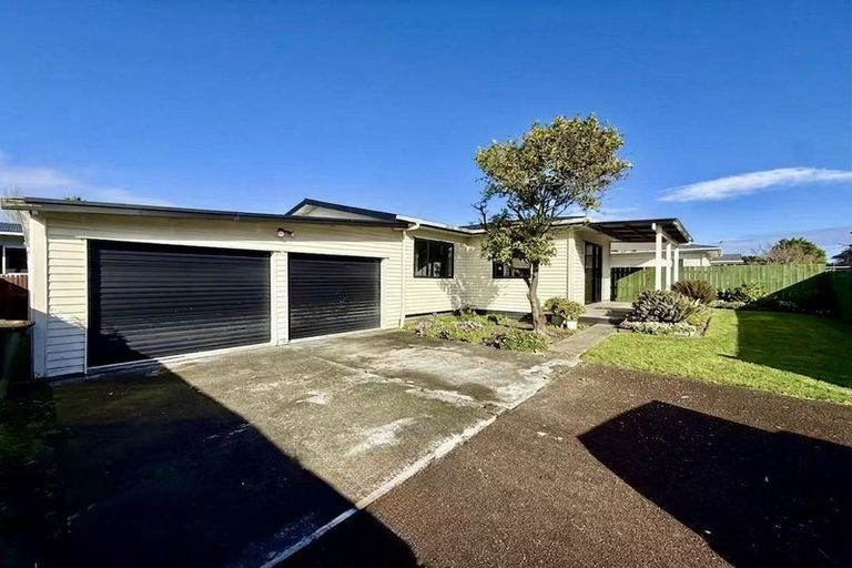 Photo of property in 6 Durham Street, Te Atatu Peninsula, Auckland, 0610