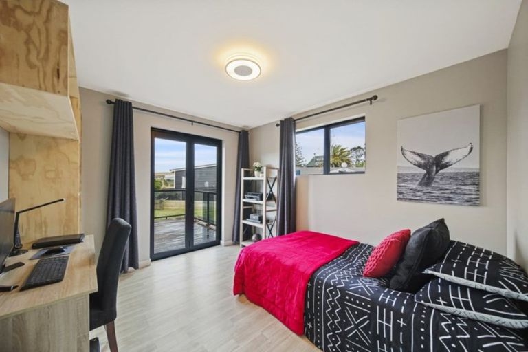 Photo of property in 147 Edgewater Drive, Pakuranga, Auckland, 2010