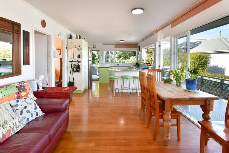 Photo of property in 76a Shakespear Road, Army Bay, Whangaparaoa, 0930