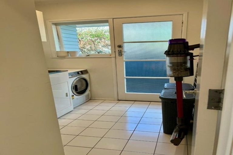 Photo of property in 2/32a Howard Road, Northcote, Auckland, 0627