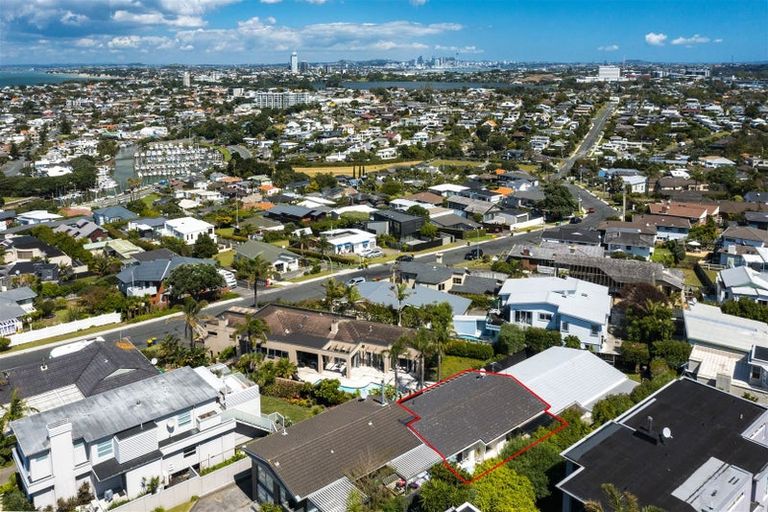 Photo of property in 2/64 Seaview Road, Castor Bay, Auckland, 0620