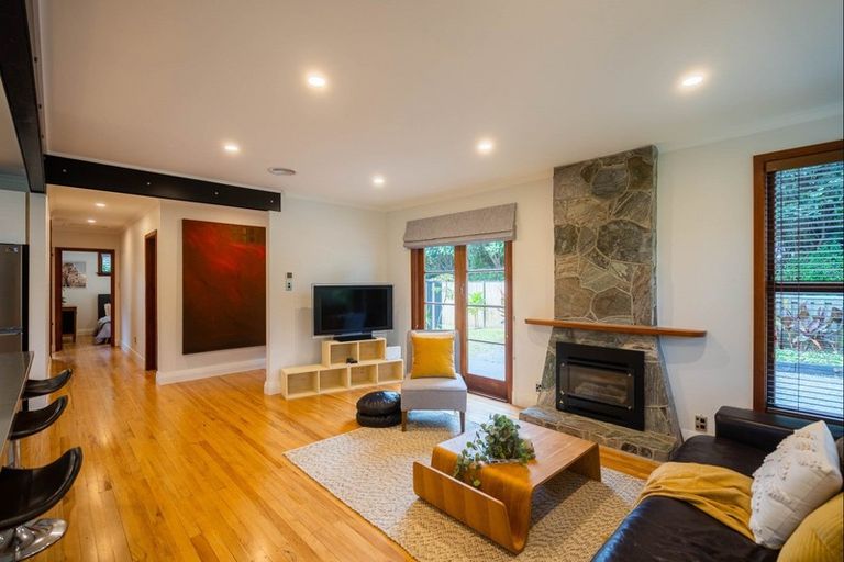 Photo of property in 16 Walton Avenue, Waikanae, 5036