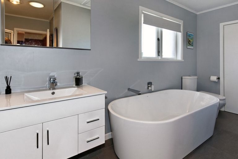 Photo of property in 38 Pine Avenue, Henderson, Auckland, 0612