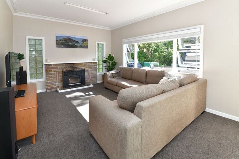 Photo of property in 11 Westbourne Road, Murrays Bay, Auckland, 0630