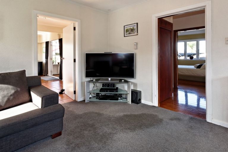 Photo of property in 38 Pine Avenue, Henderson, Auckland, 0612