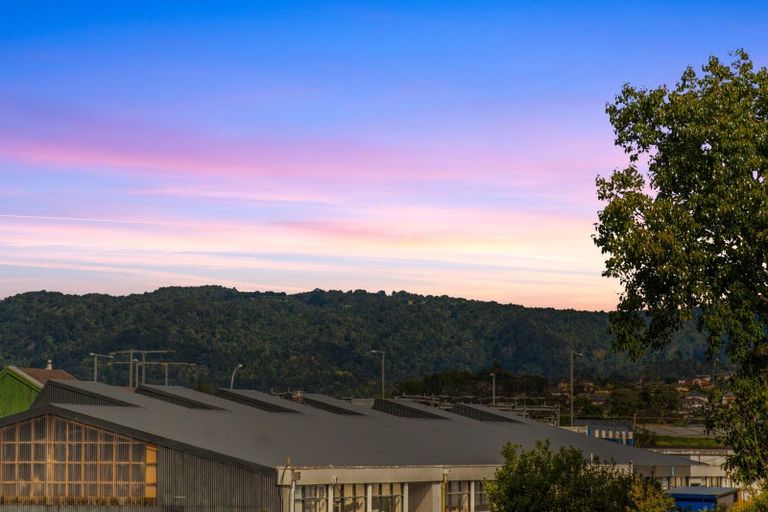 Photo of property in 1/8 Millbrook Road, Henderson, Auckland, 0612