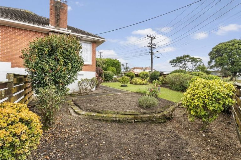 Photo of property in 201 Chivalry Road, Glenfield, Auckland, 0629