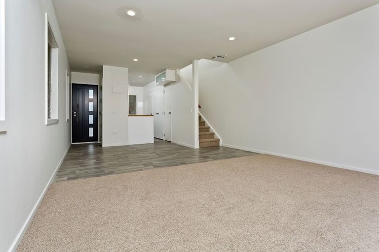 Photo of property in 5/4 John Jennings Drive, Oteha, Auckland, 0632