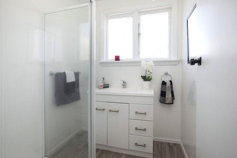 Photo of property in 100 Middlepark Road, Sockburn, Christchurch, 8042