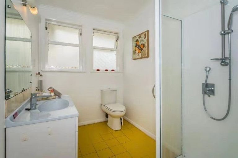 Photo of property in 8 Greenslade Crescent, Northcote, Auckland, 0627