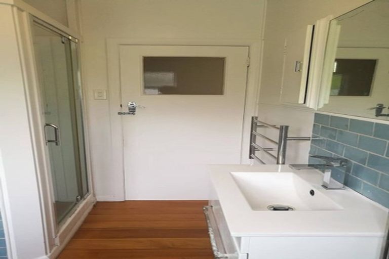 Photo of property in 61 Eastglen Road, Glen Eden, Auckland, 0602