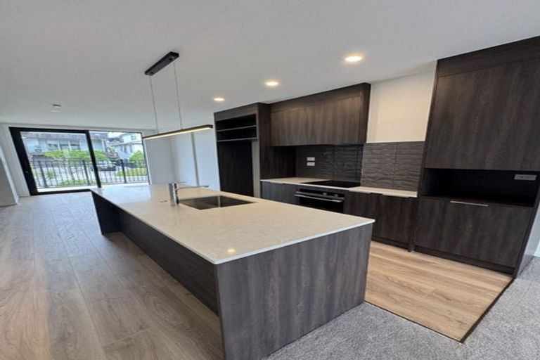 Photo of property in 9/19 Windlass Street, Long Bay, Auckland, 0630