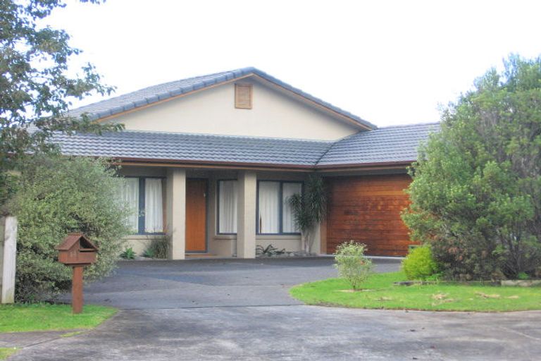 Photo of property in 14 Ridgefield Lane, East Tamaki Heights, Auckland, 2016