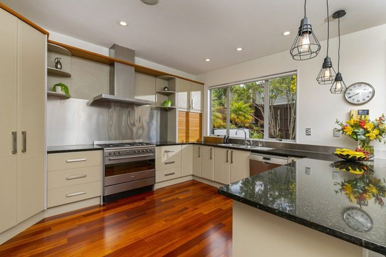 Photo of property in 23 George Deane Place, Greenhithe, Auckland, 0632