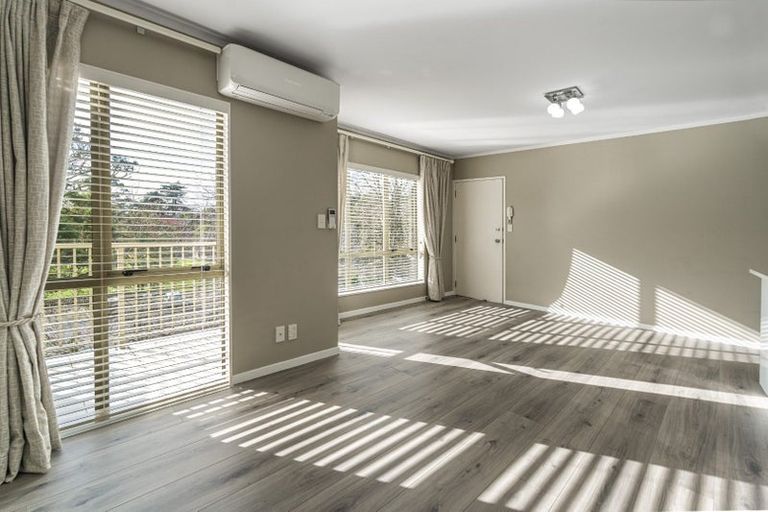 Photo of property in The Haven, 4/120 Beach Haven Road, Beach Haven, Auckland, 0626