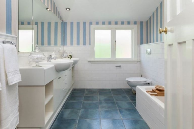 Photo of property in 26 Saint Andrews Square, Strowan, Christchurch, 8052