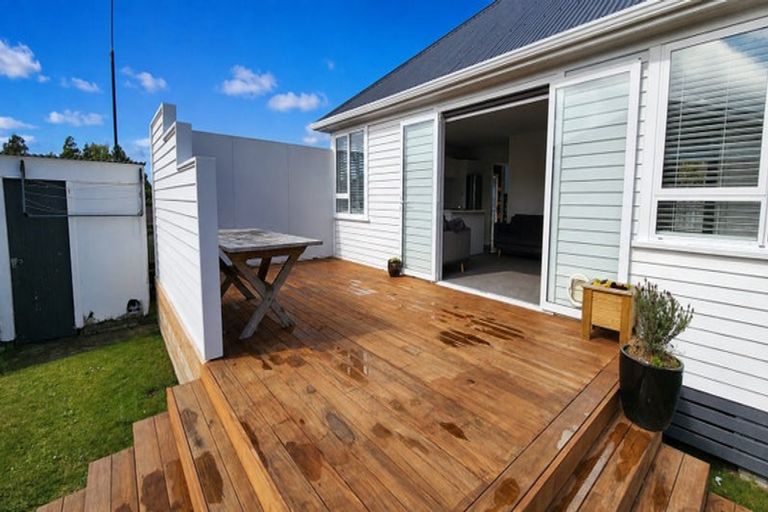 Photo of property in 48 Omata Road, Marfell, New Plymouth, 4310