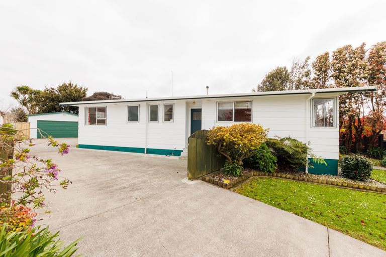 Photo of property in 28 Escort Grove, Awapuni, Palmerston North, 4412