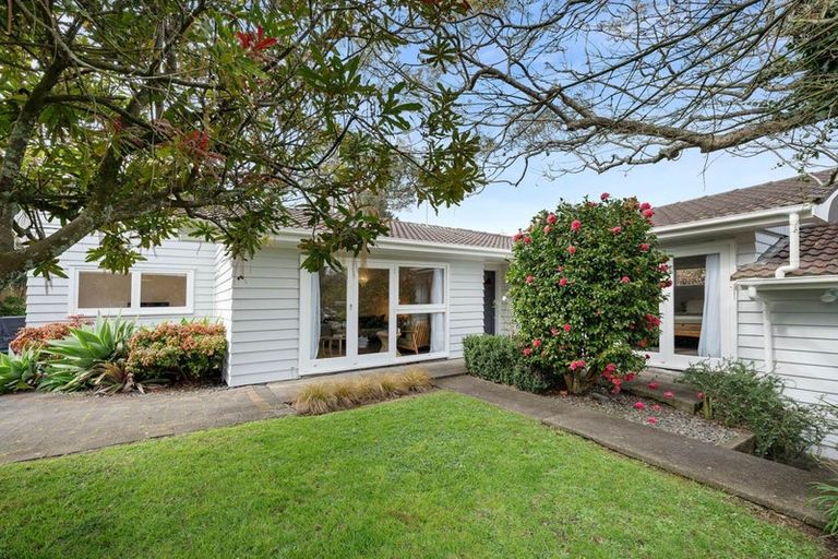 Photo of property in 18 Booralee Avenue, Botany Downs, Auckland, 2010