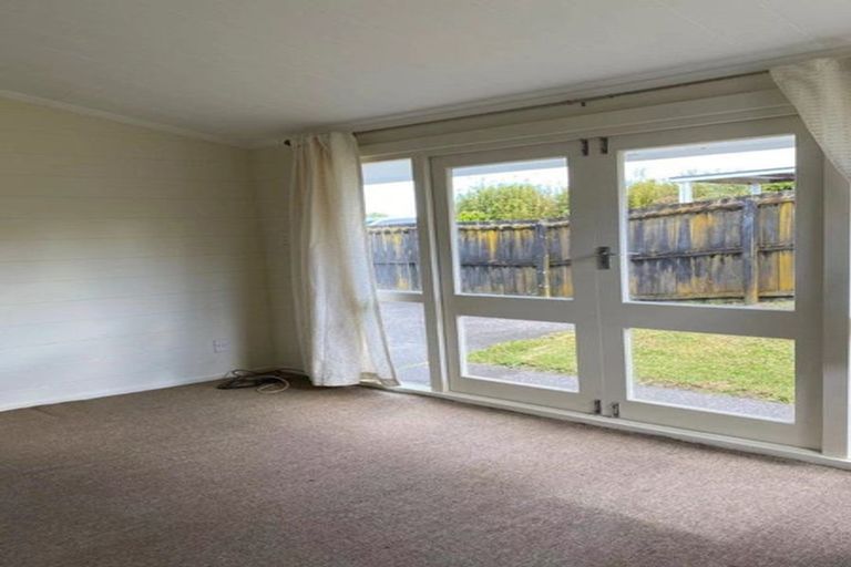 Photo of property in 41 Hobsonville Road, West Harbour, Auckland, 0618