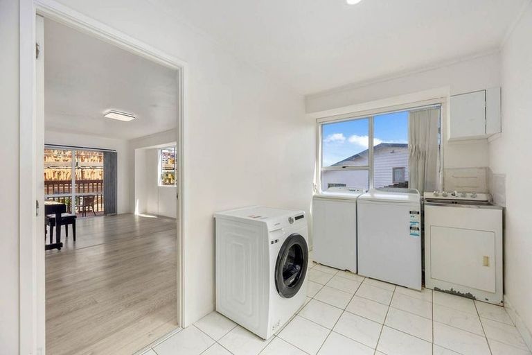Photo of property in 24 Squirrel Lane, Browns Bay, Auckland, 0630