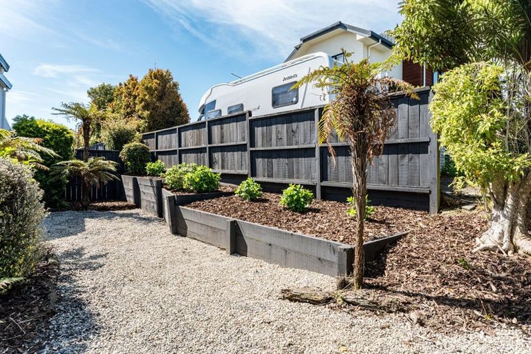 Photo of property in 21 Joseph Banks Drive, Whitby, Porirua, 5024