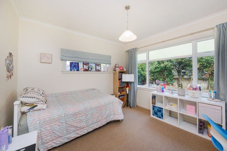 Photo of property in 27 Pahiatua Street, Hokowhitu, Palmerston North, 4410