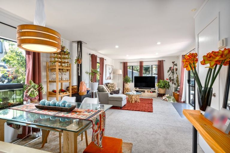 Photo of property in 3 Loughanure Place, Massey, Auckland, 0614