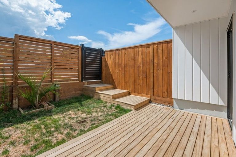 Photo of property in 111 Trias Road, Totara Vale, Auckland, 0629