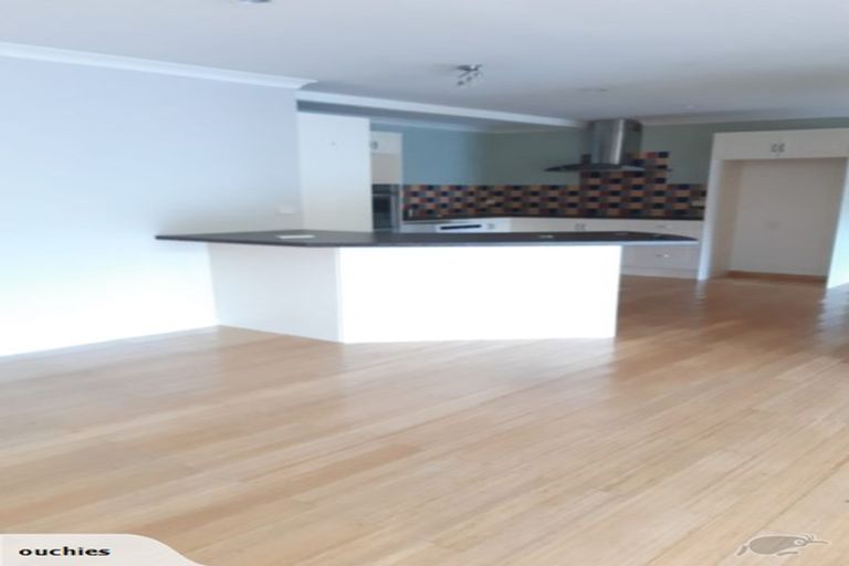 Photo of property in 18 Mountain Road, Henderson Valley, Auckland, 0612