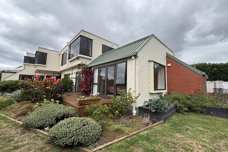 Photo of property in 5 Drayton Drive, Mount Pleasant, Christchurch, 8081