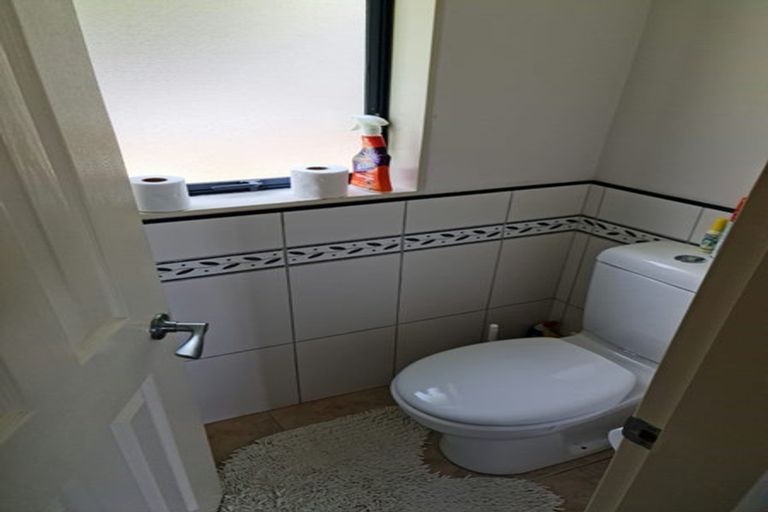 Photo of property in 140 Glanmire Road, Newlands, Wellington, 6037