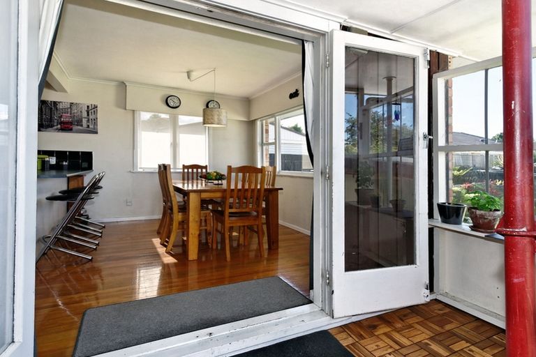 Photo of property in 38 Pine Avenue, Henderson, Auckland, 0612