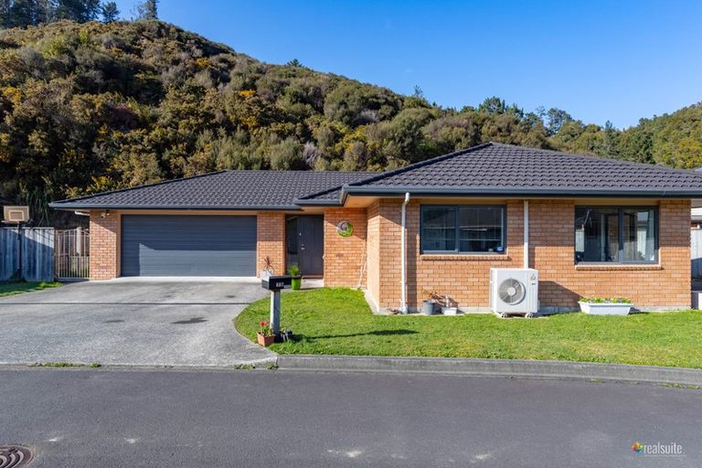 Photo of property in 25 Aragon Grove, Kingsley Heights, Upper Hutt, 5018