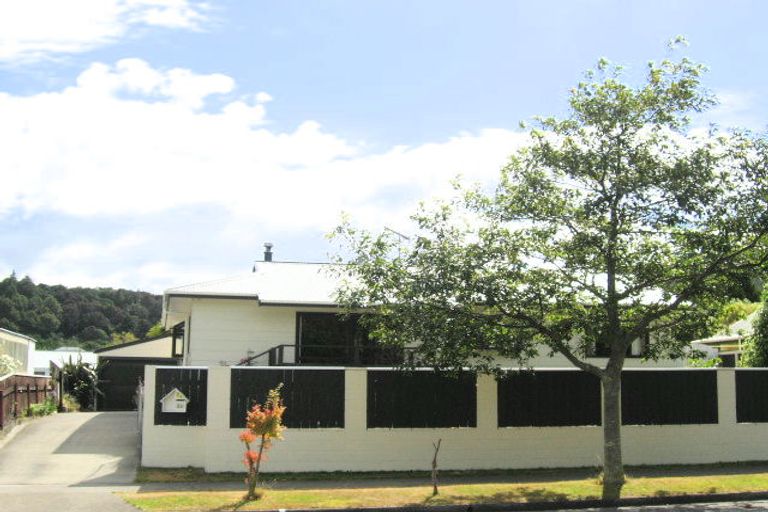 Photo of property in 21 Gemstone Drive, Birchville, Upper Hutt, 5018