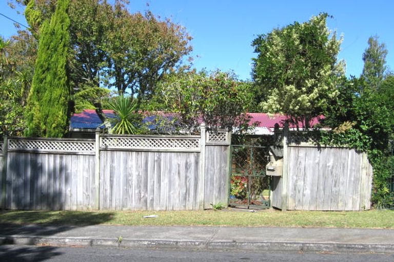 Photo of property in 37 Cron Avenue, Te Atatu South, Auckland, 0610