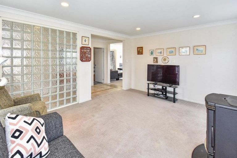 Photo of property in 21 Stranraer Crescent, Wattle Downs, Auckland, 2103