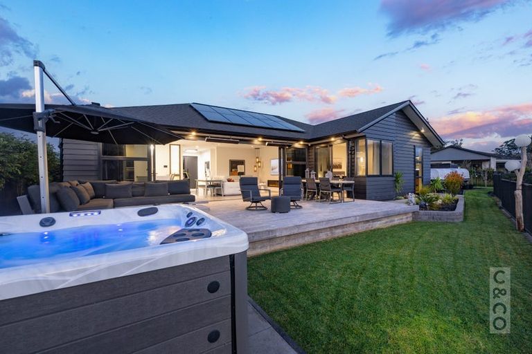 Photo of property in 21 Vogwill Road, Kumeu, 0810