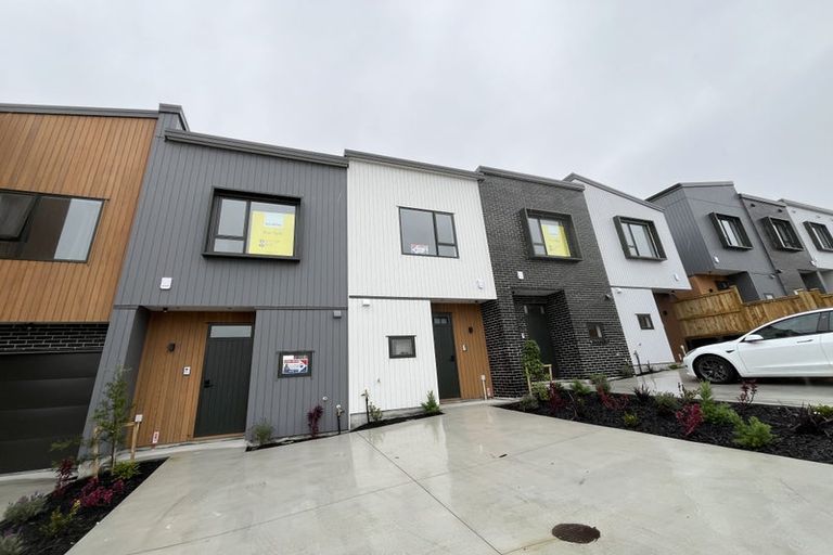 Photo of property in 17 Kuaha Road, Massey, Auckland, 0614