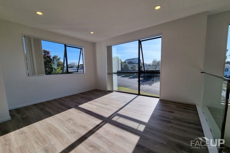 Photo of property in 17a Marina View Drive, West Harbour, Auckland, 0618