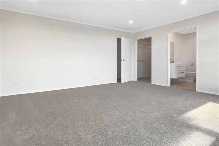 Photo of property in 28 Soaring Bird Drive, Takanini, 2112