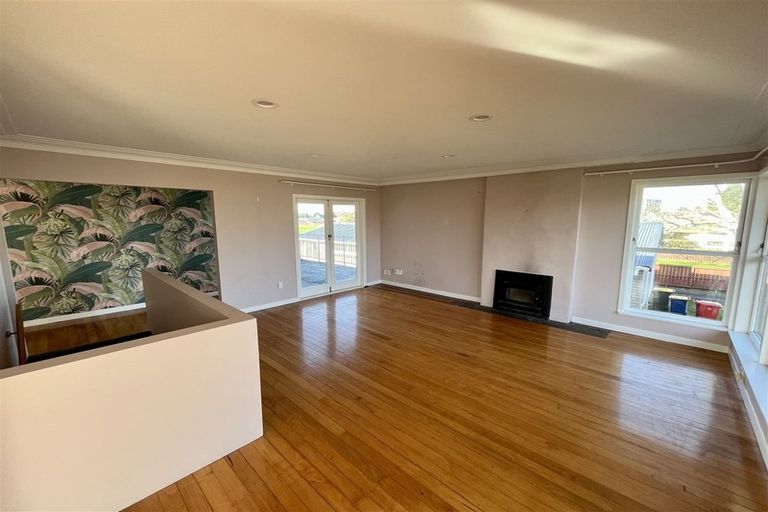 Photo of property in 21 Yeovil Road, Te Atatu Peninsula, Auckland, 0610